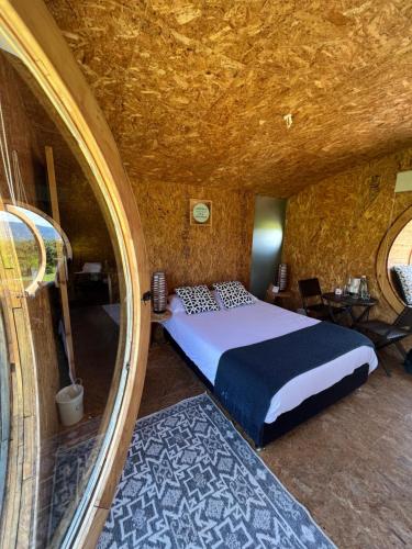 莱瓦镇Complejo turístico Magic Bungalow的石头间内一间卧室,配有一张床