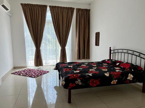 Pontian BesarDe Pontian Homestay的一间卧室配有床和带窗帘的窗户