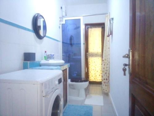 阿克拉Kokrobitey Apartments-GAL的一间带洗衣机和卫生间的浴室