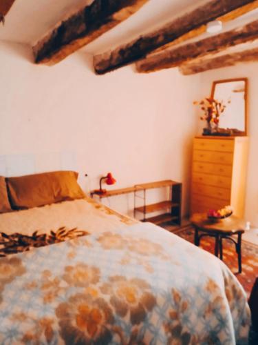 Villalba dels ArcsSidharta Room的一间卧室配有一张床、梳妆台和镜子