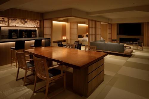 会津若松Aizuwakamatsu - House - Vacation STAY 94546v的厨房配有大型木桌和椅子