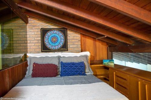 莫罗圣保罗Casa aconchegante ampla e charmosa的一间卧室配有蓝色和红色枕头的床