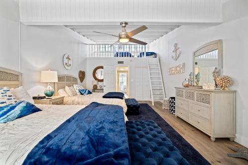 伊斯拉莫拉达EXECUTIVE BAY ISLAMORADA BY SOFLA VACATIONS的一间大卧室,配有一张大床和梯子