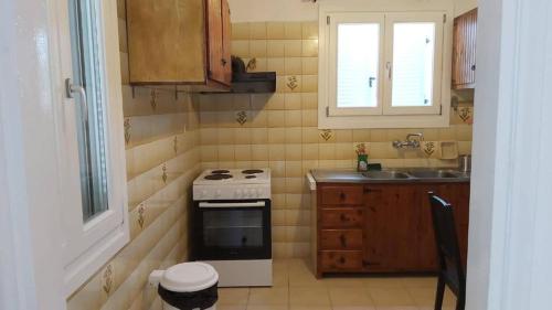 斯派赛斯KAS RESIDENCE renovated 2022的小厨房配有炉灶和水槽