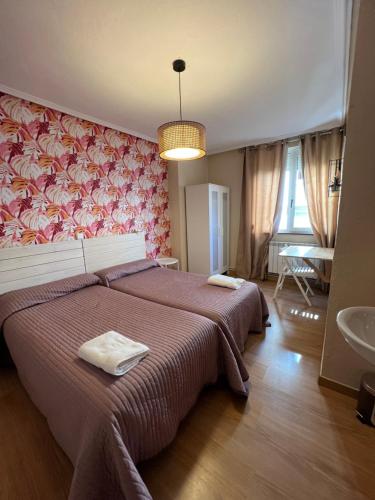 雷诺萨塔哈耶罗住宿加早餐旅馆的一间卧室设有一张大床和一个水槽