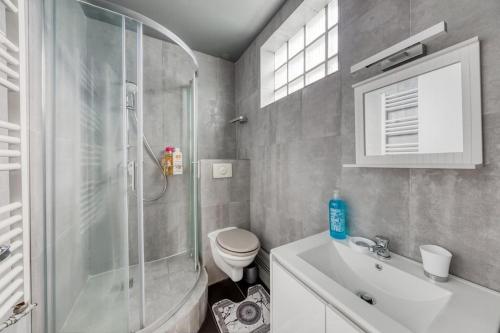 布里地区叙西Belle maison Paris/Disney的带淋浴、卫生间和盥洗盆的浴室