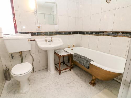 GildingwellsPringles Orchard的带浴缸、卫生间和盥洗盆的浴室
