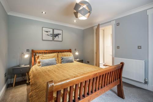 TurriffDaisy Cottage - Two bed country retreat的一间卧室配有一张大木床。