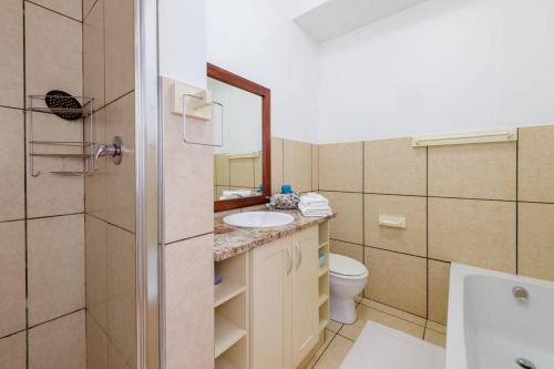 马盖特402@ColonialSands的一间带水槽、卫生间和镜子的浴室