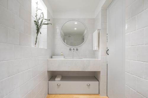 圣孔巴当Casas Rossio by Casas com Estória Boutique Houses的白色的浴室设有水槽和镜子