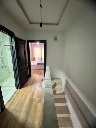 Çiftlikköyİmperium的客房设有通往浴室的楼梯。