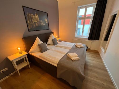 爱尔福特Altstadt Apartment Erfurt的小卧室配有带2条毛巾的床