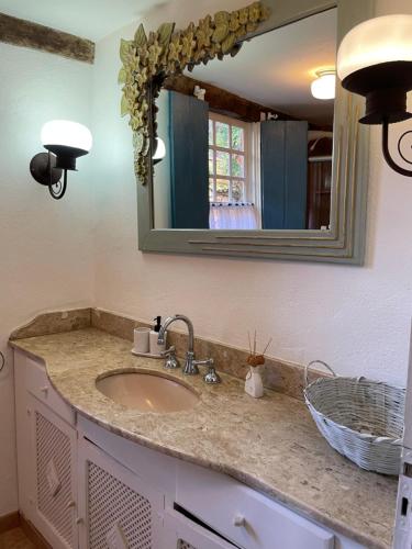 蒂拉登特斯Casa Divinas的浴室的柜台设有水槽和镜子