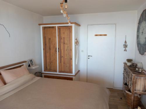 塞特港Chambre d'hôte - vue mer au mont Saint-Clair的一间卧室设有一张床和一个推拉门