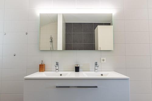 内斯Nesserduinen的白色的浴室设有水槽和镜子