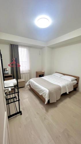 埃里温La Casa de Armenie的一间卧室配有一张床和一把椅子