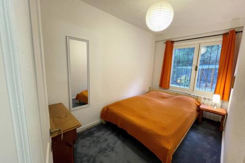 埃斯特角城Idyllische Ferienwohnung zwischen Meer und See的一间小卧室,配有一张床和镜子