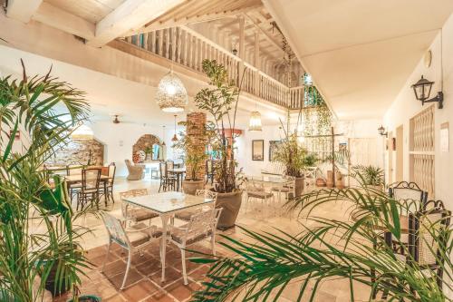 卡塔赫纳卡尔塔科萨酒店的大型客房配有桌椅和植物