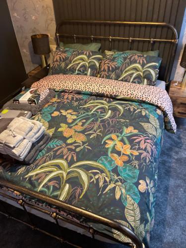 纽基The Lounge的一张带色彩缤纷的床罩和枕头的床