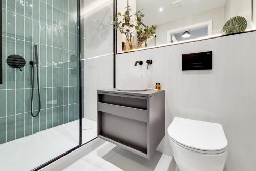 哈罗Deluxe Harrow Wembley Apartment的带淋浴、卫生间和盥洗盆的浴室