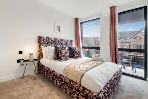 哈罗Deluxe Harrow Wembley Apartment的一间卧室设有一张大床和一个大窗户