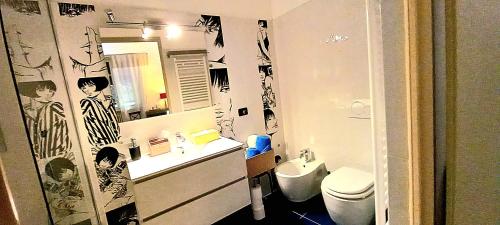 卢卡太阳庄园公寓的一间带水槽和卫生间的浴室
