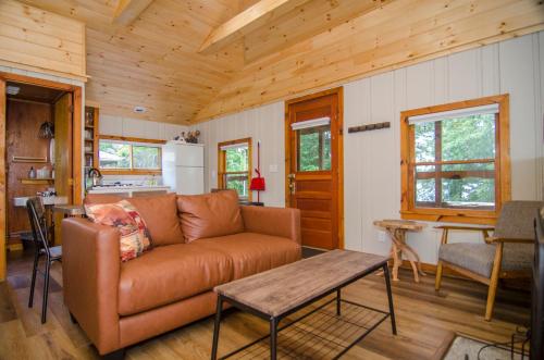 WestmoreMountain Lake Cottages的客厅配有沙发和桌子