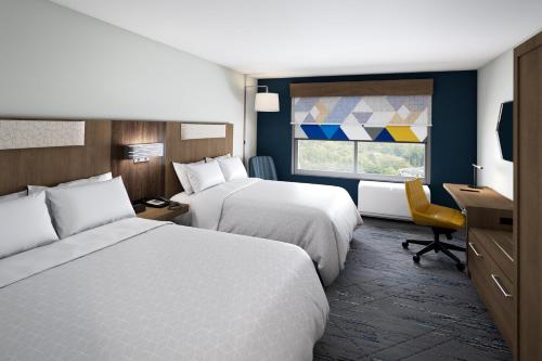 考特尼Holiday Inn Express & Suites - Courtenay - Comox, an IHG Hotel的酒店客房设有两张床和窗户。