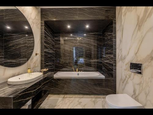 斯维诺乌伊希切Monte Carlo Boutique Hotel的浴室设有2个水槽、卫生间和镜子。