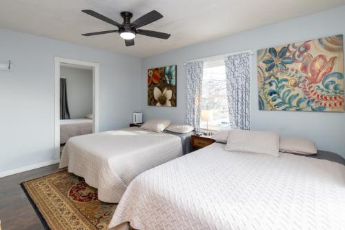 印第安纳波利斯5 Bedroom 3200 Square Foot House for Downtown Travelers的一间卧室配有两张床和吊扇