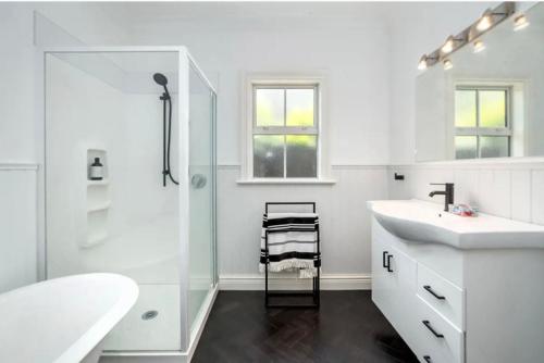 格雷敦Karoo House的白色的浴室设有水槽和淋浴。