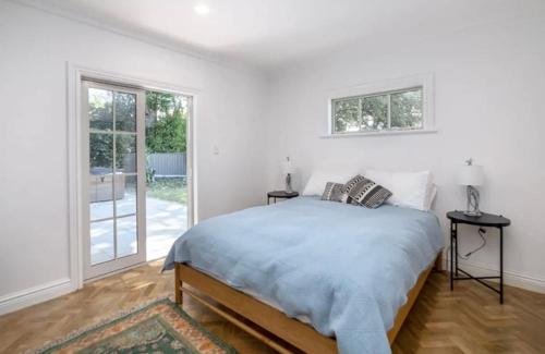 格雷敦Karoo House的白色的卧室设有床和窗户