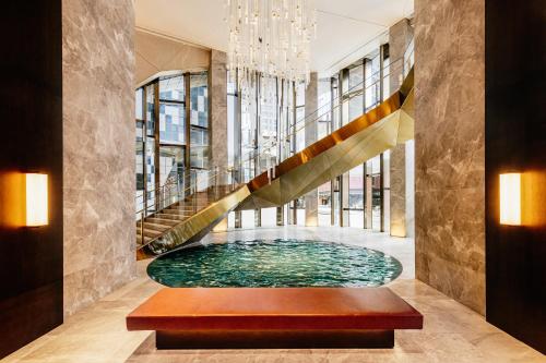 墨尔本The Ritz-Carlton, Melbourne的大堂的游泳池,设有楼梯