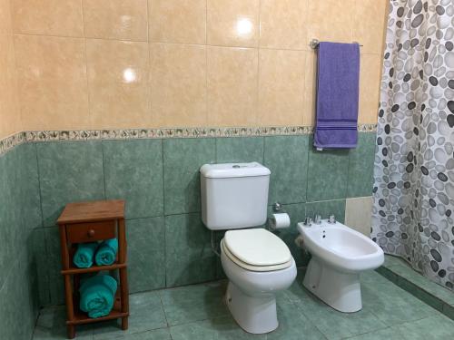 WandaHospedaje Las Canelas的一间带卫生间和水槽的浴室