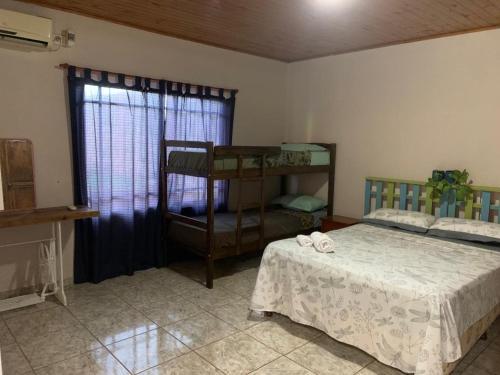 WandaHospedaje Las Canelas的一间卧室设有一张床和一个窗口