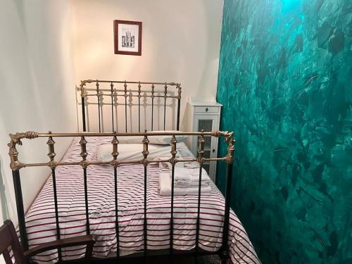 圣伊西德罗APARTAMENTO Estación de ESQUÍ EN SAN ISIDRO的一间卧室配有一张带大型鱼壁画的床
