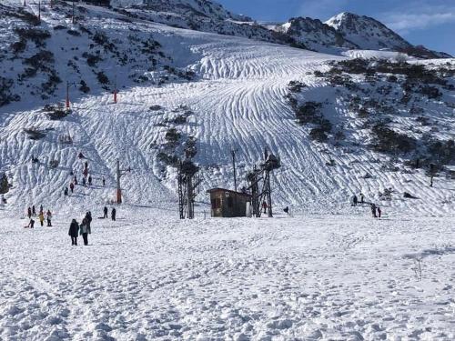 圣伊西德罗APARTAMENTO Estación de ESQUÍ EN SAN ISIDRO的一群人沿着雪覆盖的山滑雪