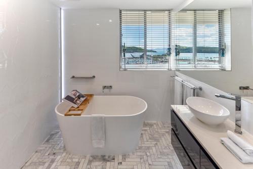 汉密尔顿岛Allure on Hamilton Island by HIHA的白色的浴室设有浴缸和水槽。