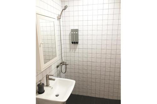 木浦市Cheukhu-dong 19street Guesthouse的白色的浴室设有水槽和镜子