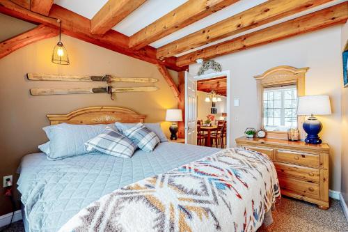 纽里Riverbend的一间卧室设有一张床和木制天花板