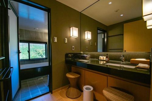 南小国町Senomoto Kogen Hotel的一间带水槽和大镜子的浴室
