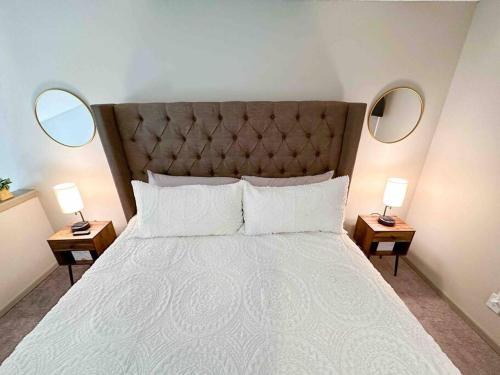 伯明翰WOO LOFT- King Bed- Downtown BHM的一间卧室配有一张带两面镜子的大床
