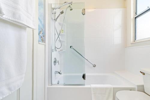 旧金山法兰西康奈尔酒店的带淋浴的浴室和玻璃门