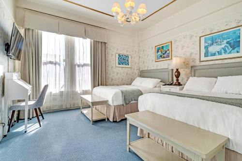 旧金山法兰西康奈尔酒店的酒店客房设有两张床和电视。