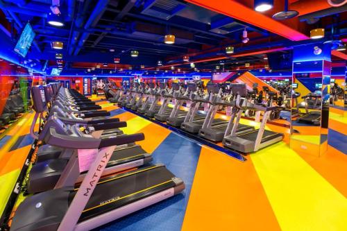 高雄龙翔商务大饭店的拥有一排跑步机的健身房