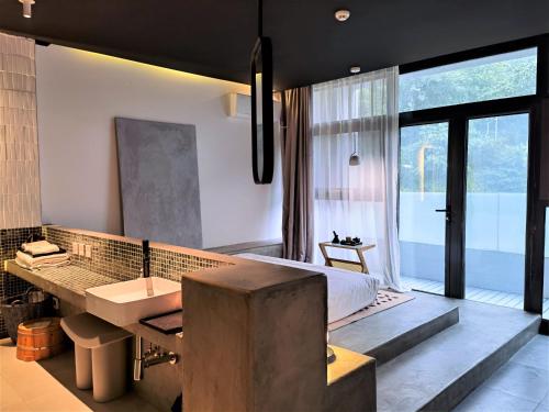 延庆县悦里·长城景观民宿的客房内的浴室设有床和水槽