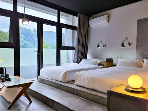 延庆县悦里·长城景观民宿的一间卧室设有一张大床和一个大窗户