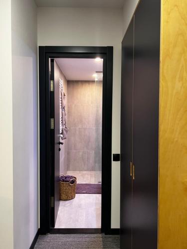 巴库里阿尼Apartment 216 with Terrace at Kokhta Ski, Bakuriani的浴室设有通往淋浴的玻璃门