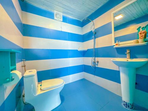 雷特Paradise Resort Doc Let的蓝色和白色的浴室设有卫生间和水槽