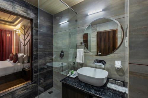 柴尔Sterling Shivalik Chail的一间带水槽和镜子的浴室